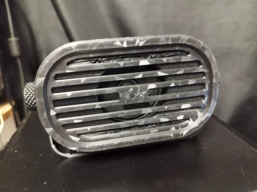 Speaker externo para radioamador com design moderno e grelha frontal.