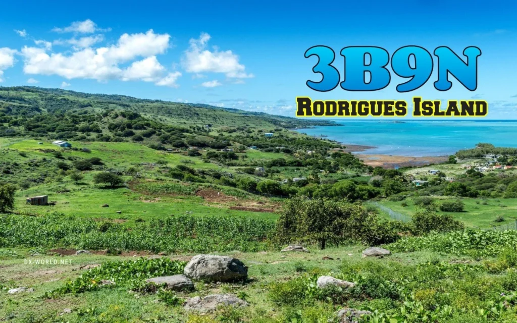 Vista panorâmica da Ilha Rodrigues com mar e vegetação