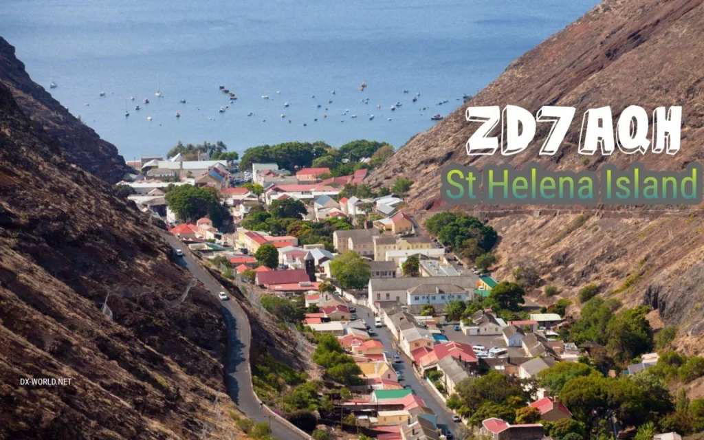 Vista aérea de St Helena Island com casas coloridas e mar ao fundo