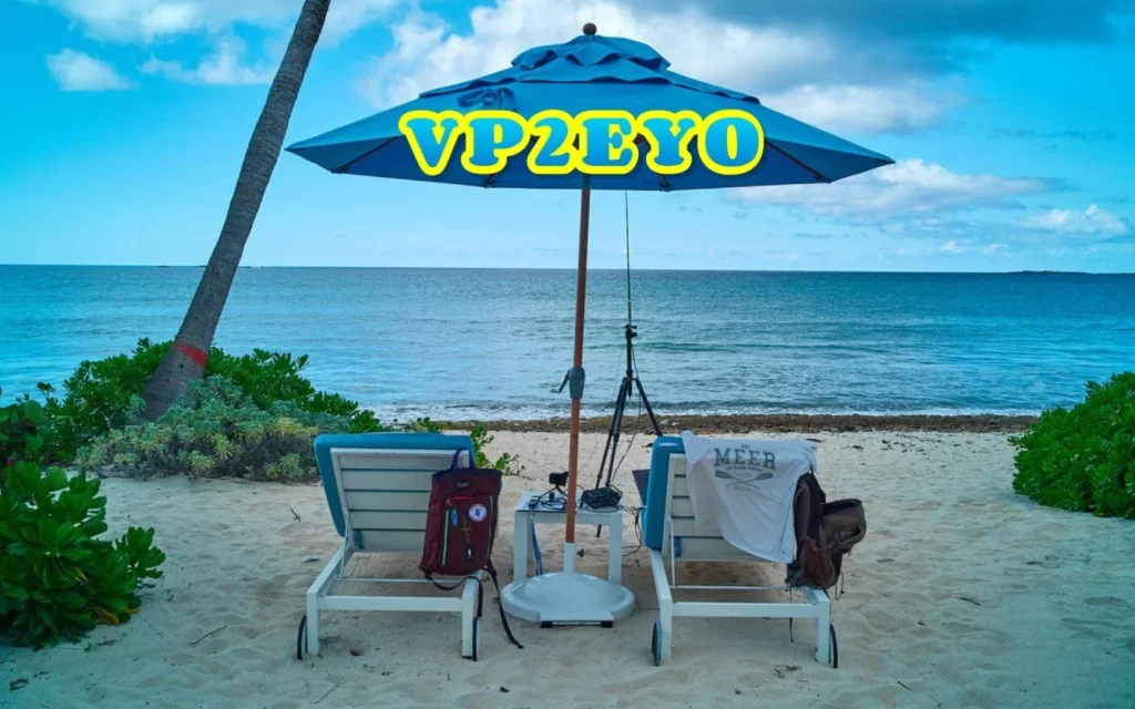 Equipamento de radioamadorismo na praia de Anguilla com céu azul