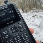Rádio Kenwood TH-D7s sintonizado na frequência 162.400 em ambiente nevado