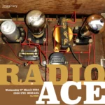 Componentes de um rádio vintage com válvulas e fios expostos