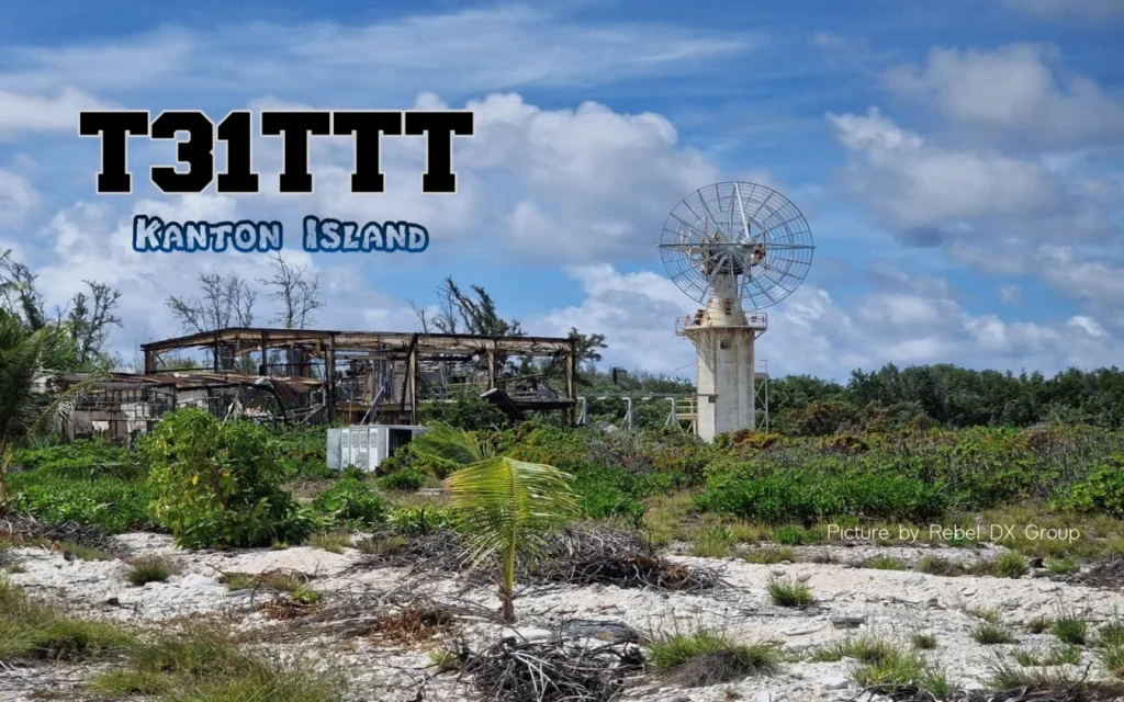 T31TTT na Ilha Kanton com torre de comunicação ao fundo