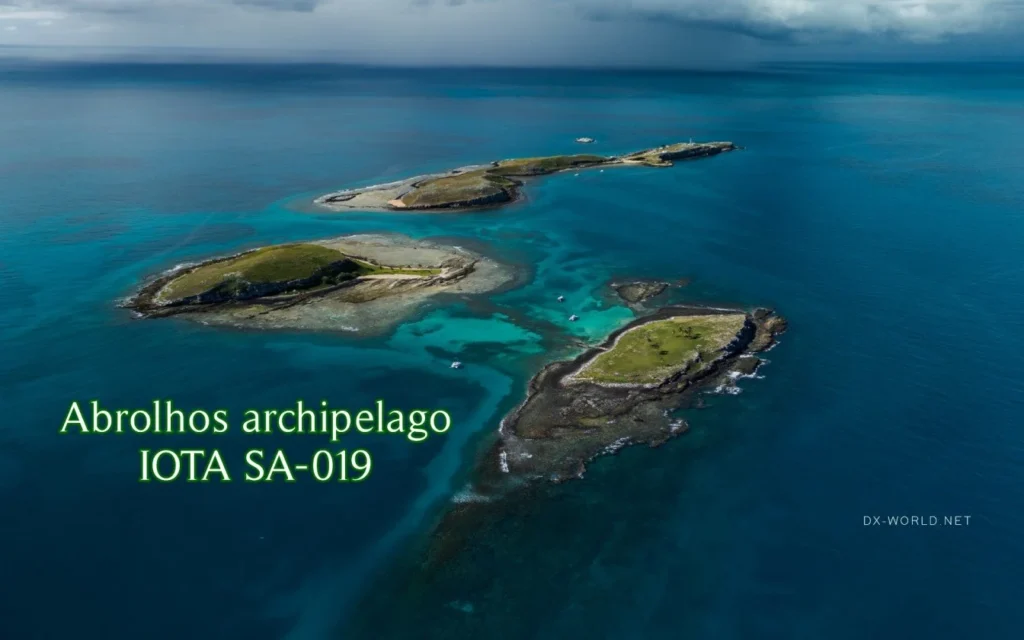 Vista aérea das Ilhas Abrolhos, IOTA SA-019, com águas cristalinas