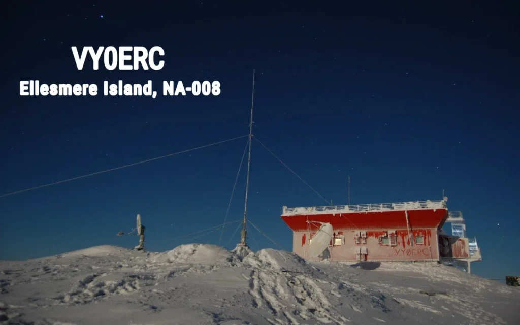 Estação de rádio VY0ERC em Ellesmere Island sob céu estrelado