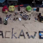 Montagem de objetos com letras formando a palavra HACKAWEEK