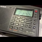 Rádio Tecsun PL-310ET sintonizando frequência de 102,70 MHz