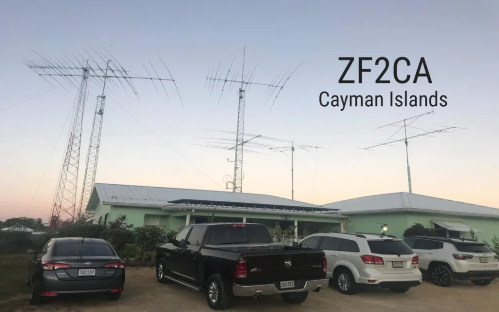 Antenas de rádio amador em ZF2CA, Ilhas Cayman, durante o BERU Contest 2025