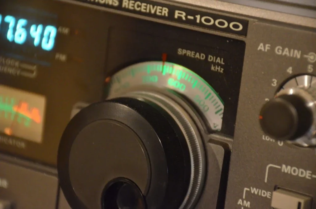 Rádio R-1000 sintonizando ondas curtas, importante para comunicação no Irã.