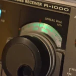 Rádio R-1000 sintonizando ondas curtas, importante para comunicação no Irã.