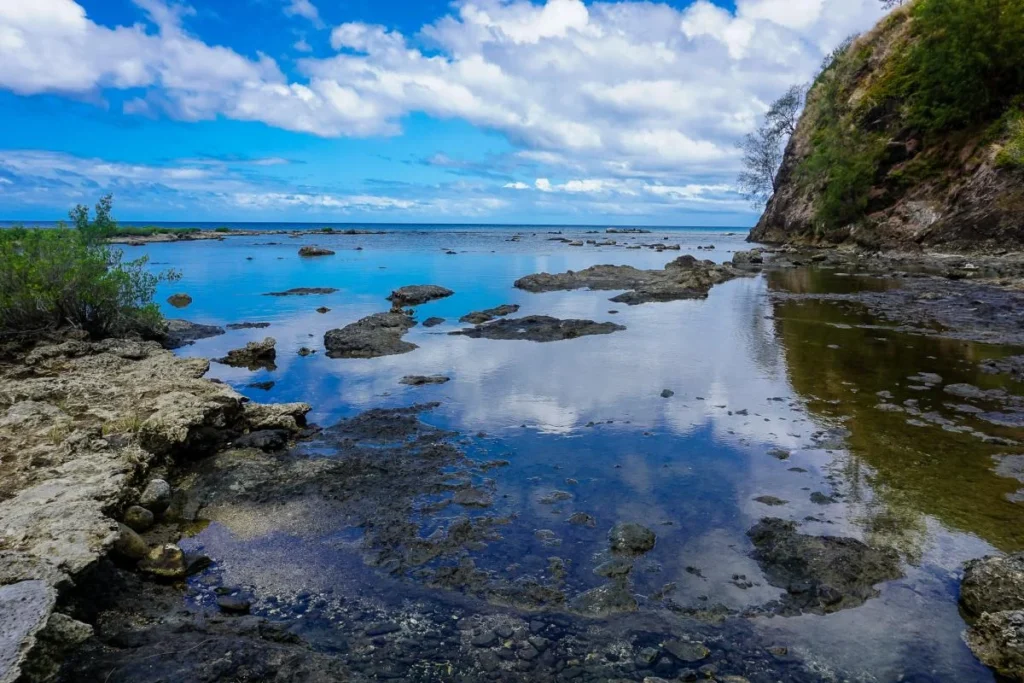 Paisagem costeira de Guam com rochas e águas calmas sob céu azul