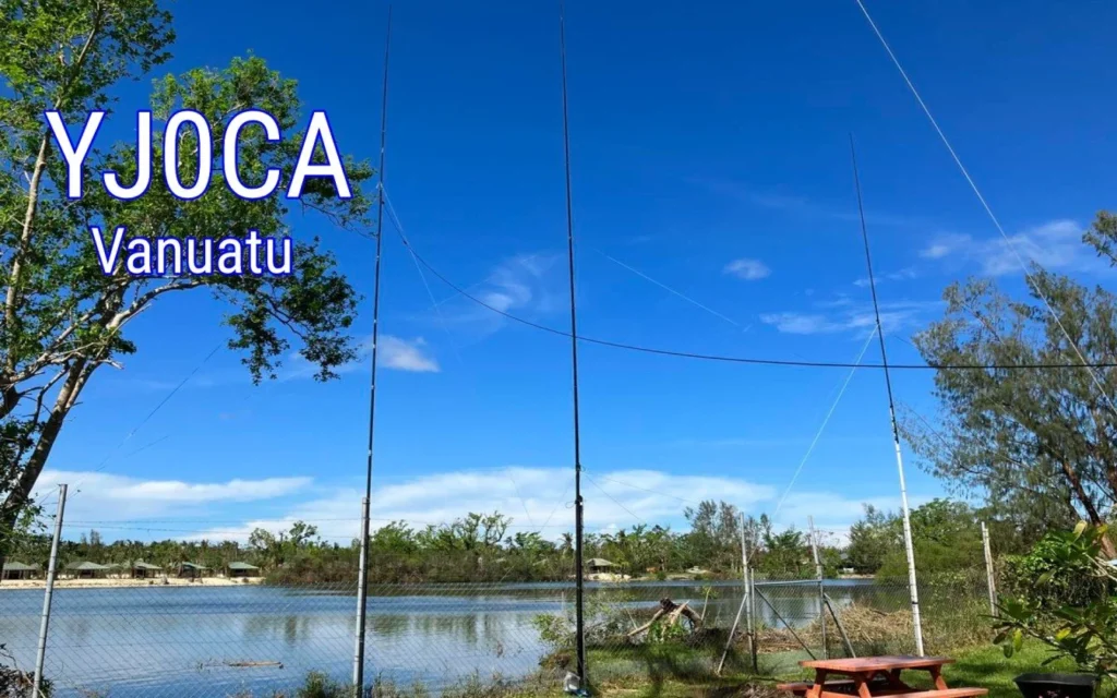 Antenas de rádio amador em Vanuatu com céu azul ao fundo