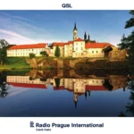 Castelo refletido em lago, representando 90 anos da Radio Prague.