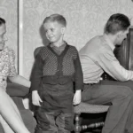 Família ouvindo rádio, relembrando programas clássicos como Radio Mystery Theatre
