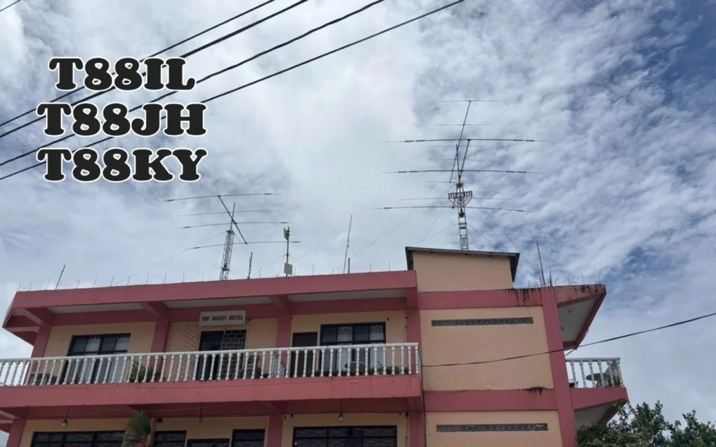Antenas de rádio amador em hotel em Palau, com céu nublado ao fundo