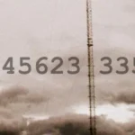 Torre de rádio com códigos numéricos sobre um céu escuro