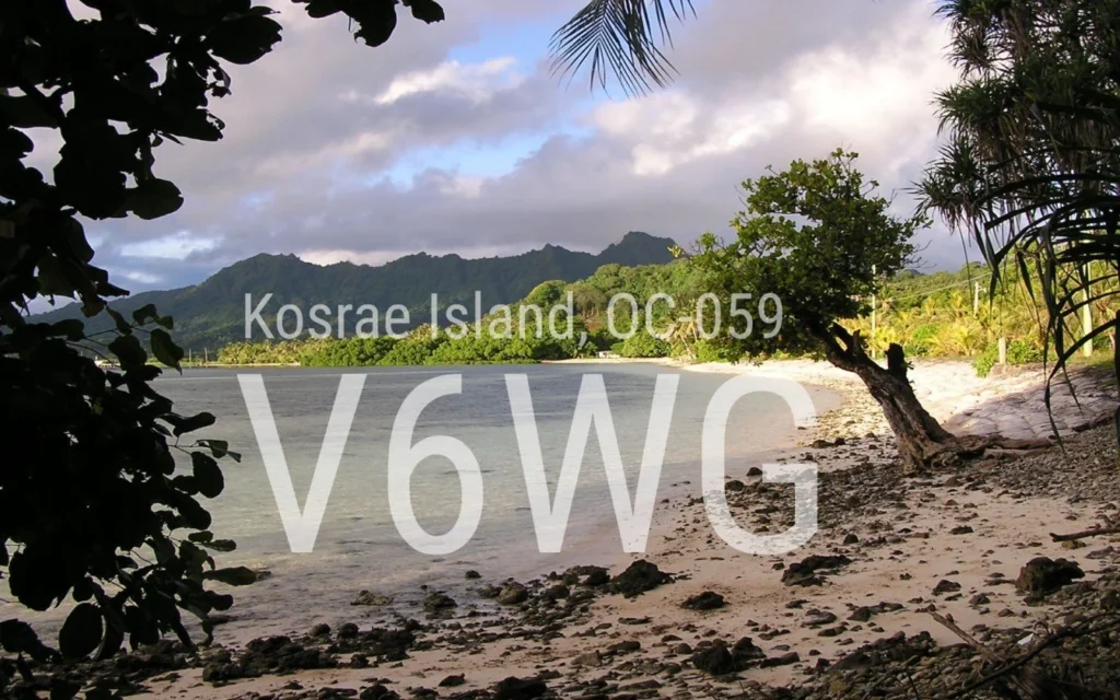 Praia de Kosrae Island com montanhas ao fundo e o indicativo V6WG