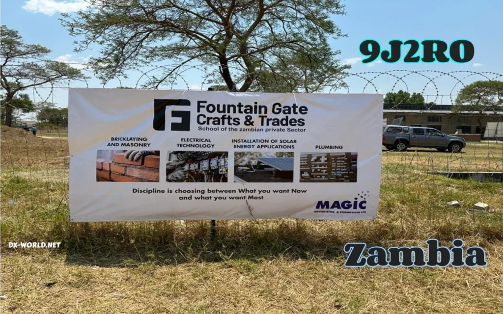 Placa da Fountain Gate Crafts em Zambia anunciando atividade de radioamador 9J2RO