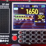 Receptor Deepelec DP-666 exibindo frequência e sinal de estações de rádio.