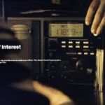 Rádio Grundig S450DLX em cena da série Person of Interest na Netflix
