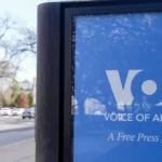 Painel da Voice of America com slogan 'A Free Press Matters'