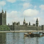 Palácio de Westminster e o Big Ben, Londres, refletidos no rio Tamisa.