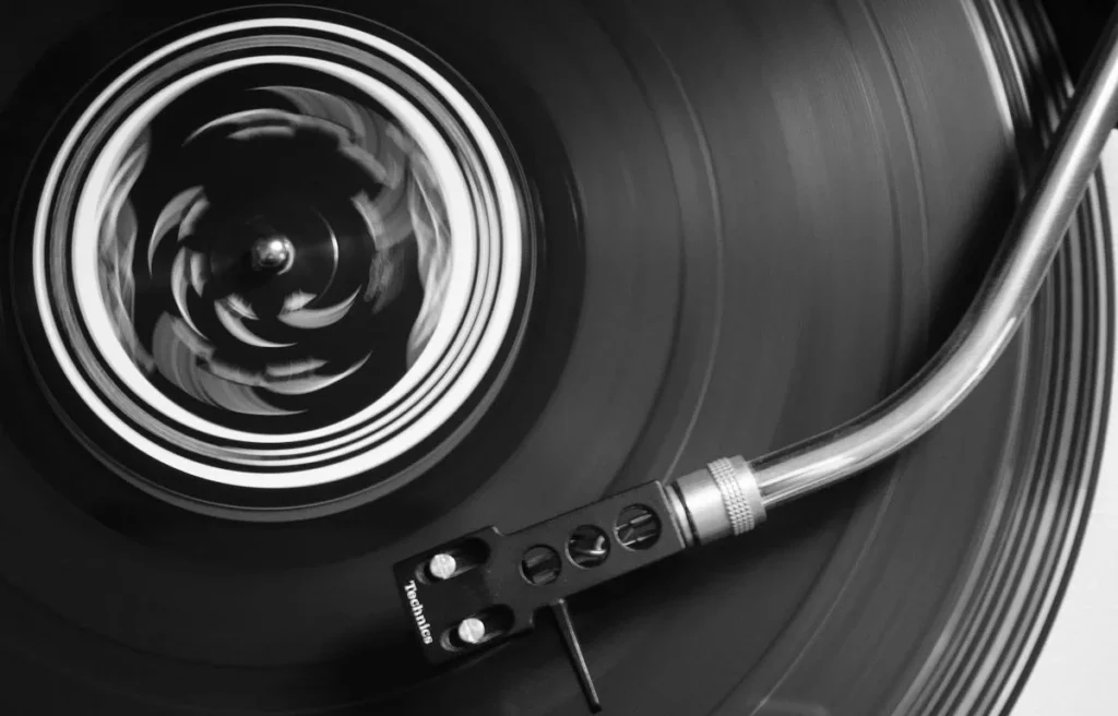 Disco girando em um toca-discos, representando música em ondas curtas
