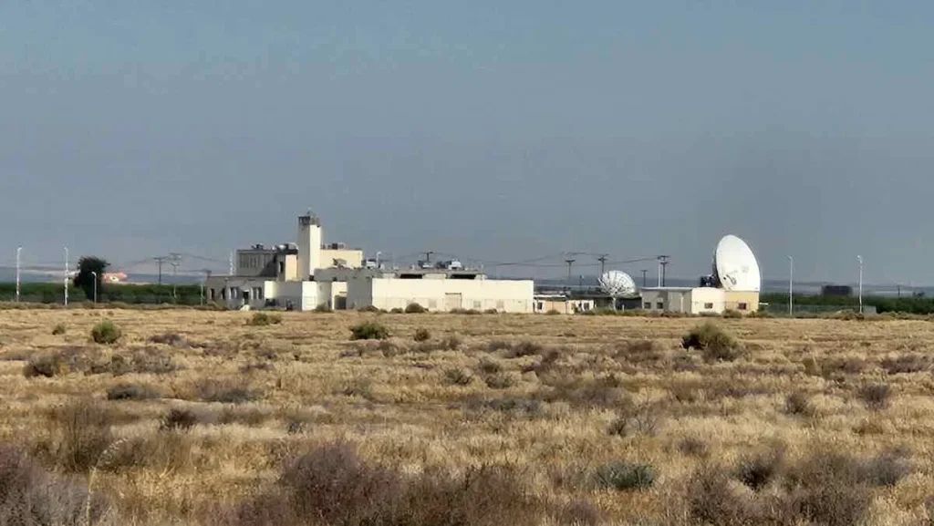 Estação da VOA em Delano com antenas em um campo aberto