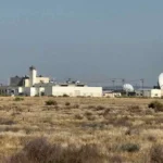 Estação da VOA em Delano com antenas em um campo aberto