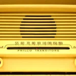 Rádio vintage Philco Transistor sintonizando programas de Old Time Radio