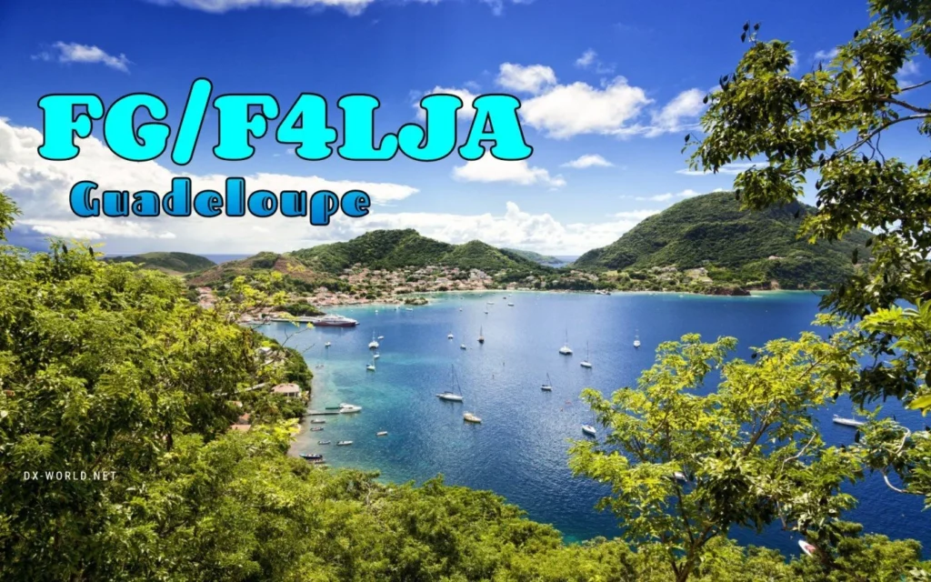 Vista panorâmica de Guadeloupe com barcos ancorados no mar azul