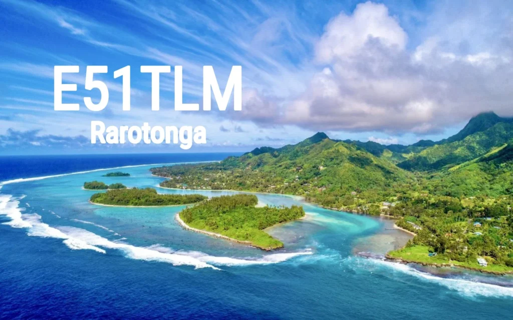Vista aérea da ilha Rarotonga nas Ilhas Cook, destacando a expedição E51TLM