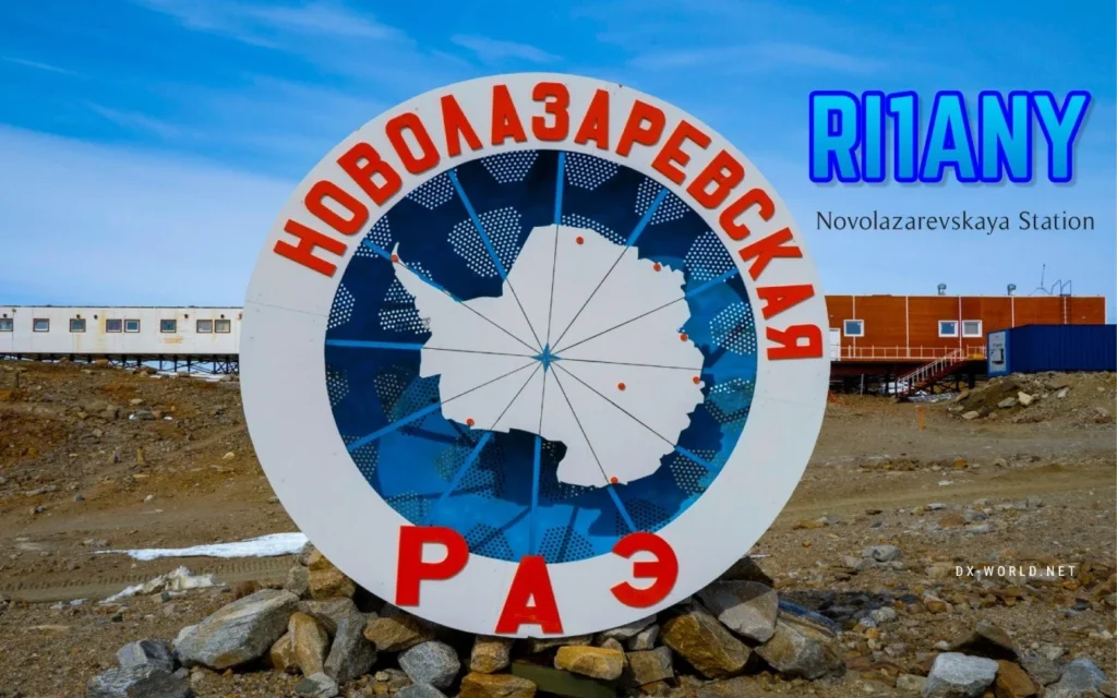 Placa da Estação Antártica Novolazarevskaya com RI1ANY em destaque