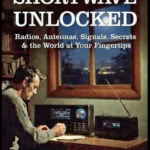 Capa do livro 'Shortwave Unlocked' com rádio e anotações