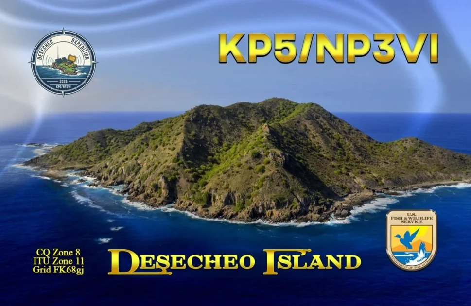 Ilha Desecheo, local de expedição DX, com vegetação e mar ao redor.