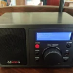 Rádio Skytune C. Crane com tela exibindo estações de rádio