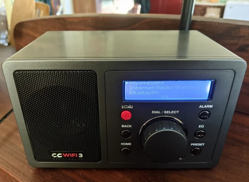 Rádio Skytune C. Crane com tela exibindo estações de rádio