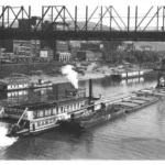 Barco de carga navegando no Rio Ohio sob uma ponte em Pittsburgh