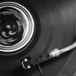 Disco de vinil sendo tocado em um toca-discos