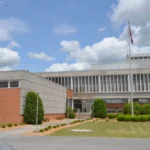 Sede da Voice of America com bandeira dos EUA hasteada