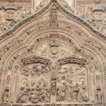 Esculturas em relevo na entrada da Catedral de Salamanca
