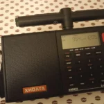 Receptor XHDATA D-808 com antena de ferrite conectada