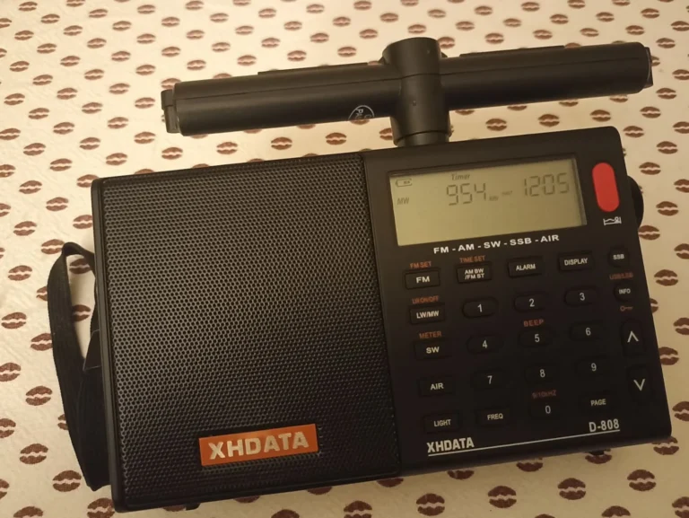 Receptor XHDATA D-808 com antena de ferrite conectada