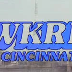 Logo da série WKRP em Cincinnati com fundo urbano