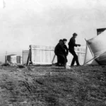Homens montando o papagaio Levitor em St. John's, histórico para Marconi