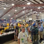 Feira movimentada com participantes no Dayton Hamvention