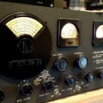 Painel de controle de rádio vintage com medidores analógicos e botões