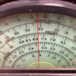 Medidor de ondas curtas mostrando frequências de rádio