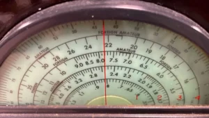 Medidor de ondas curtas mostrando frequências de rádio