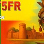 Bandeira do Benin com a inscrição TY5FR e uma máscara africana ao fundo